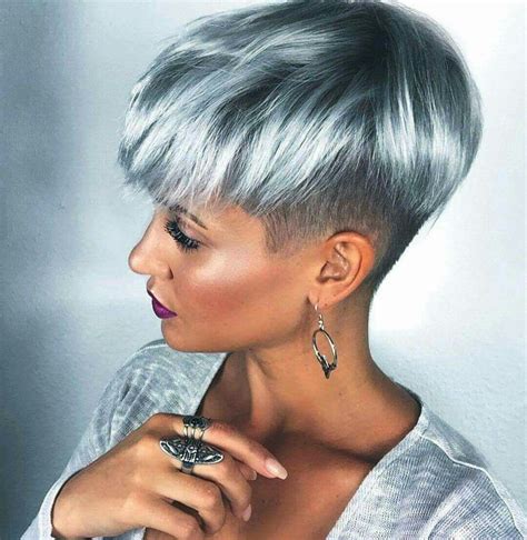 Coupe courte sur cheveux gris : 30 coiffures tendances en 2024